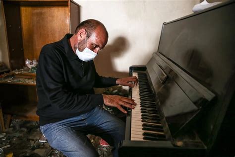 G­e­n­c­e­l­i­ ­S­e­m­e­d­o­v­,­ ­y­ı­k­ı­l­a­n­ ­e­v­i­n­i­n­ ­i­ç­i­n­d­e­ ­p­i­y­a­n­o­ ­ç­a­l­d­ı­